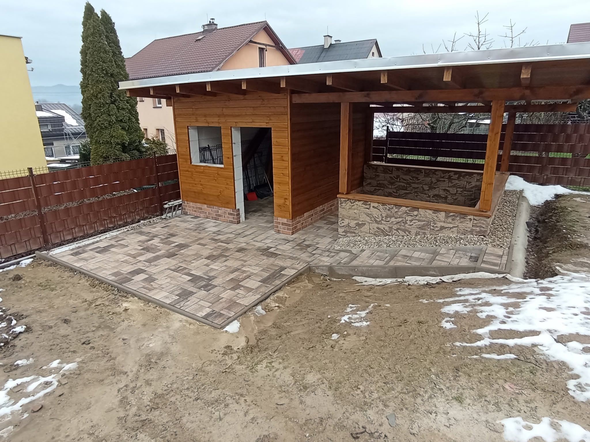 Murári pri výstavbe rodinného domu z tehál